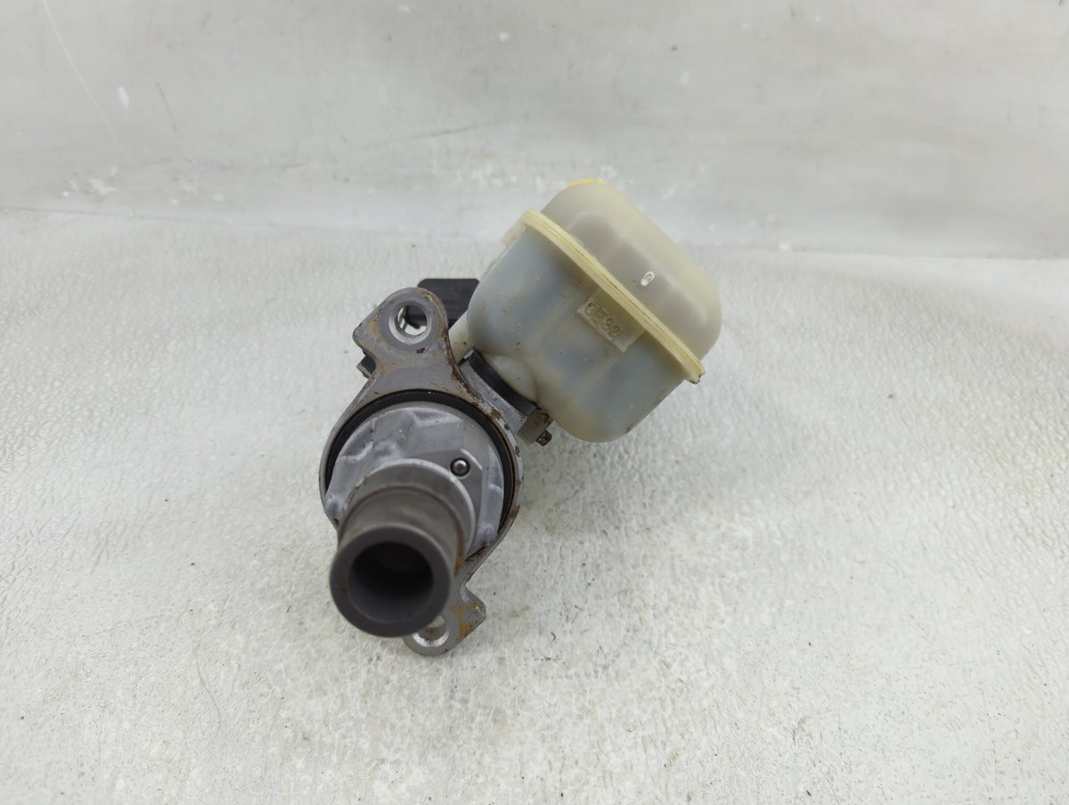 2012-2016 Chrysler Town & Country Brake Master Cylinder 1311329 - Oemusedautoparts1.com