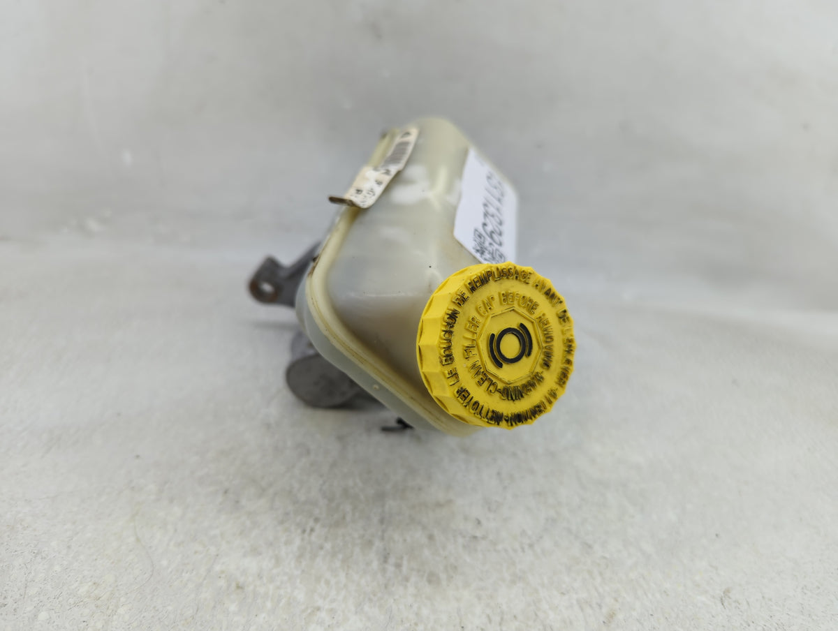 2012-2016 Chrysler Town & Country Brake Master Cylinder 1311329 - Oemusedautoparts1.com