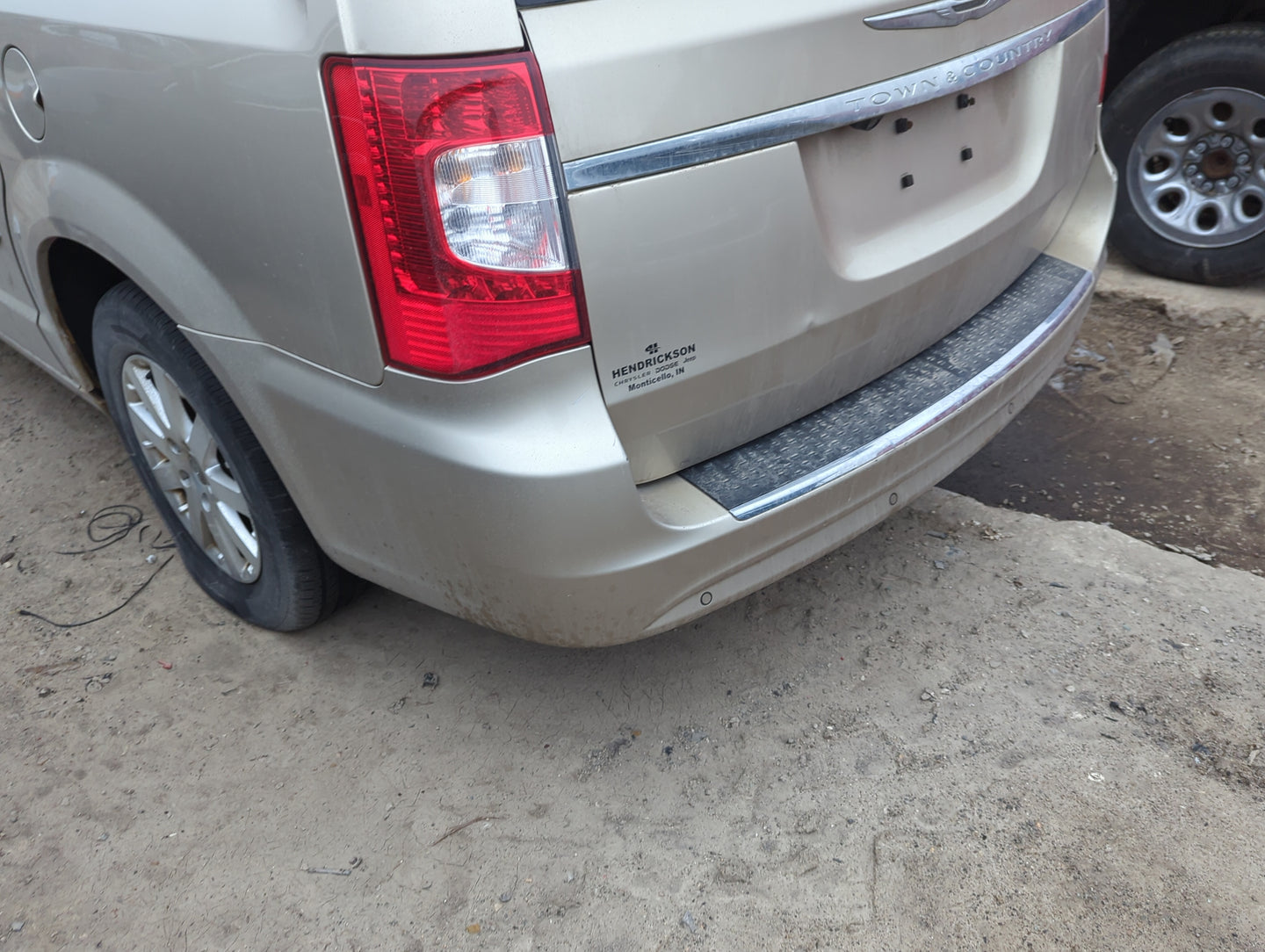 2011-2016 Chrysler Town & Country Rear Bumper Assembly Oem - Oemusedautoparts1.com