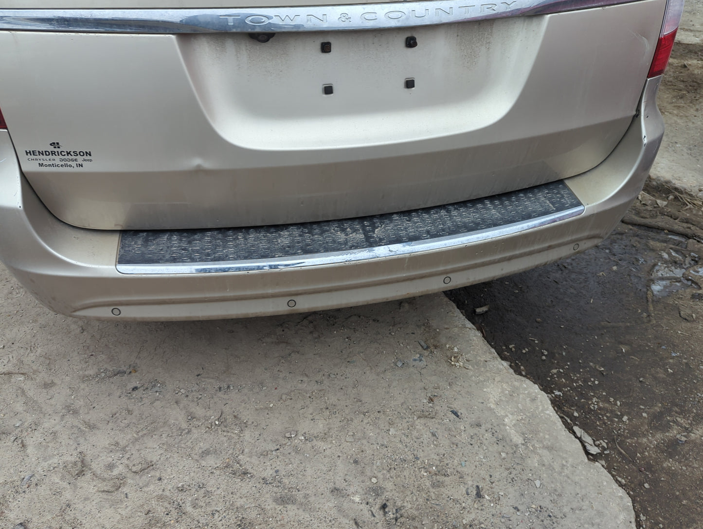 2011-2016 Chrysler Town & Country Rear Bumper Assembly Oem - Oemusedautoparts1.com