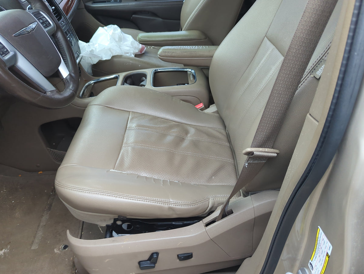 2011-2016 Chrysler Town & Country Driver Front Seat Oem 1386087 - Oemusedautoparts1.com