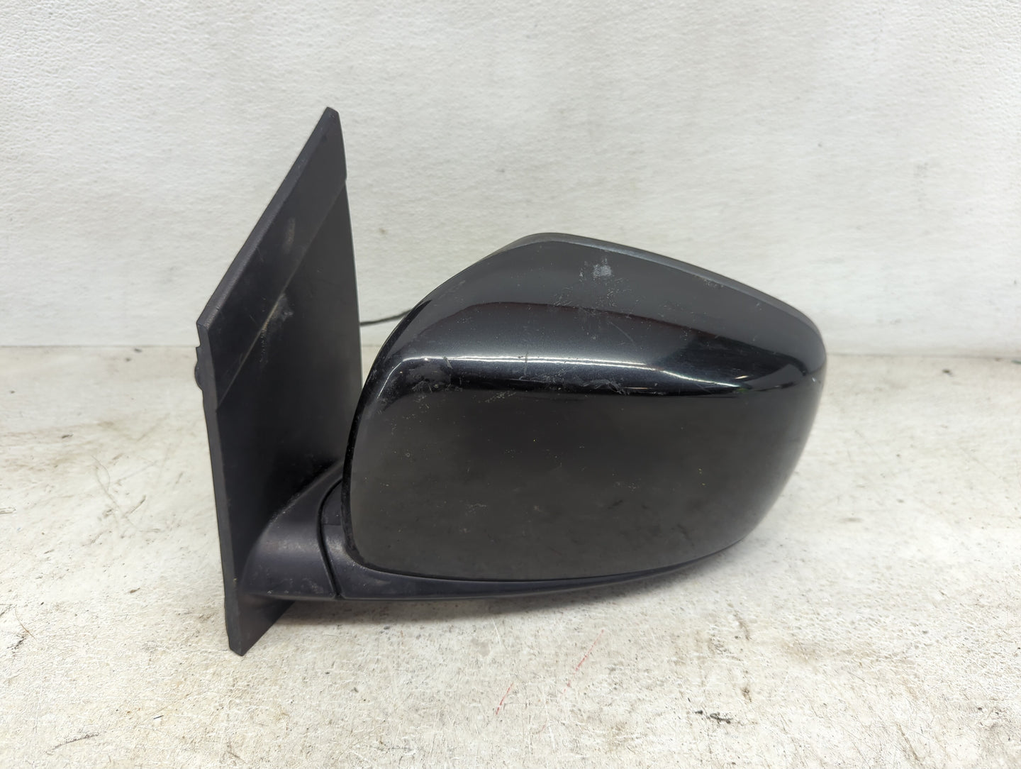 2011-2016 Chrysler Town & Country Driver Side View Mirror - Left Door Mirror OEM Used - Oemusedautoparts1.com