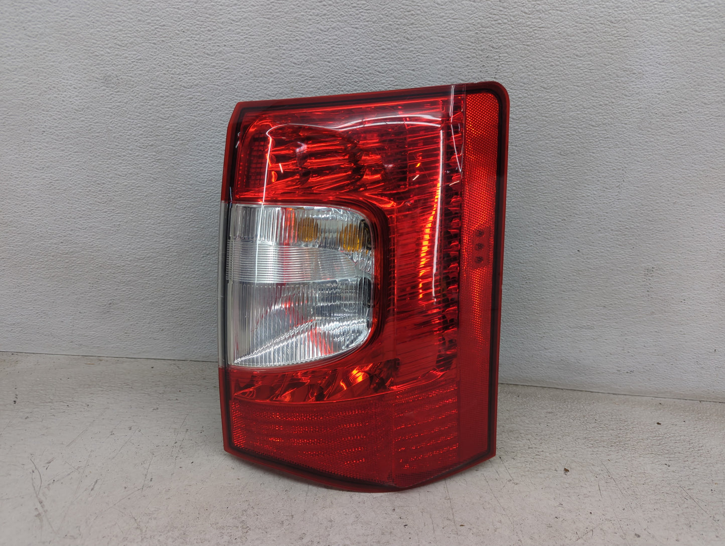 2011-2016 Chrysler Town & Country Tail Light Assembly Passenger Right OEM P/N:05182530AE 05182532AE Fits OEM Used Auto Parts