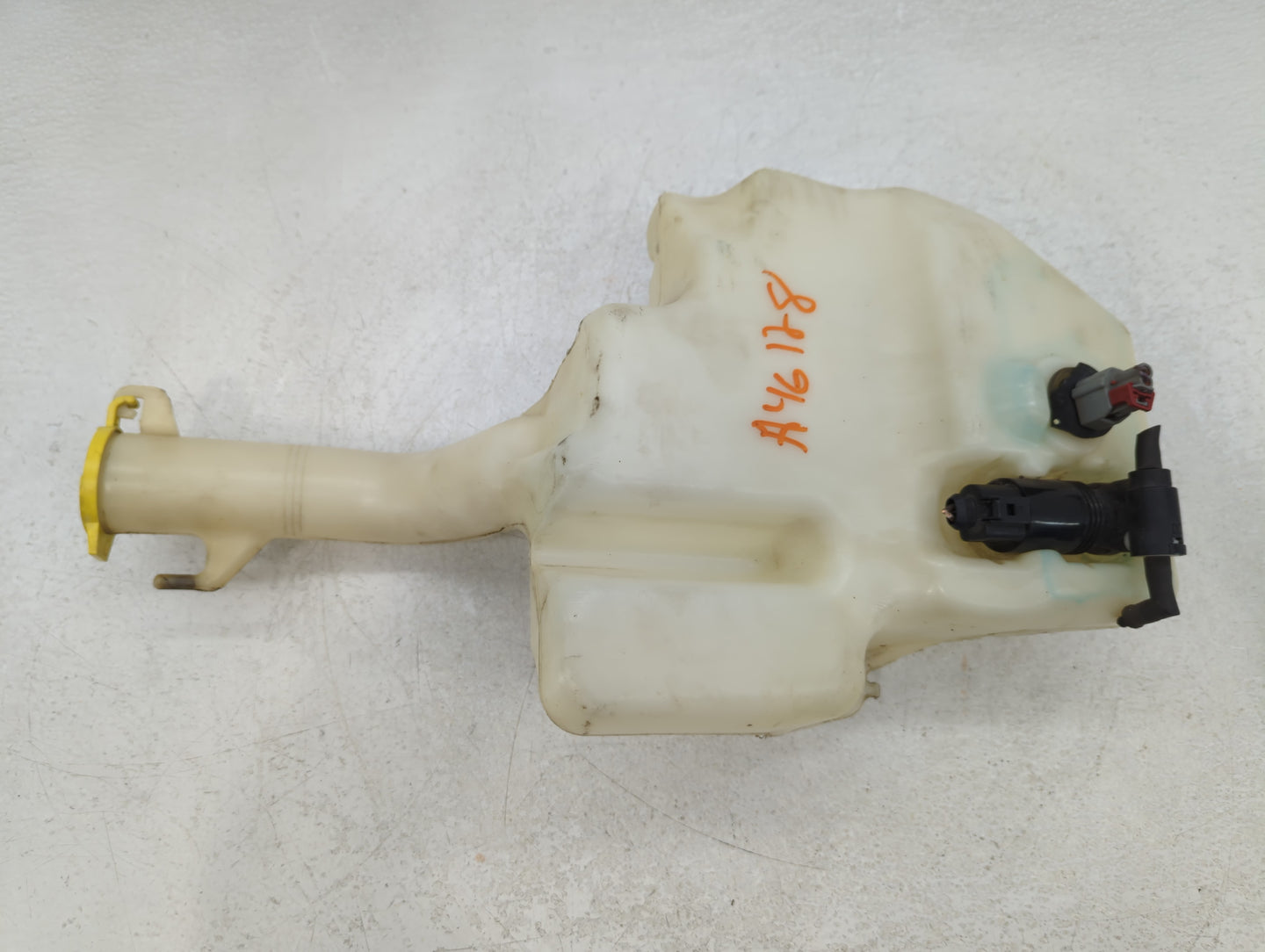 2011 Chrysler Town & Country Windshield Washer Fluid Reservoir Bottle Oem - Oemusedautoparts1.com