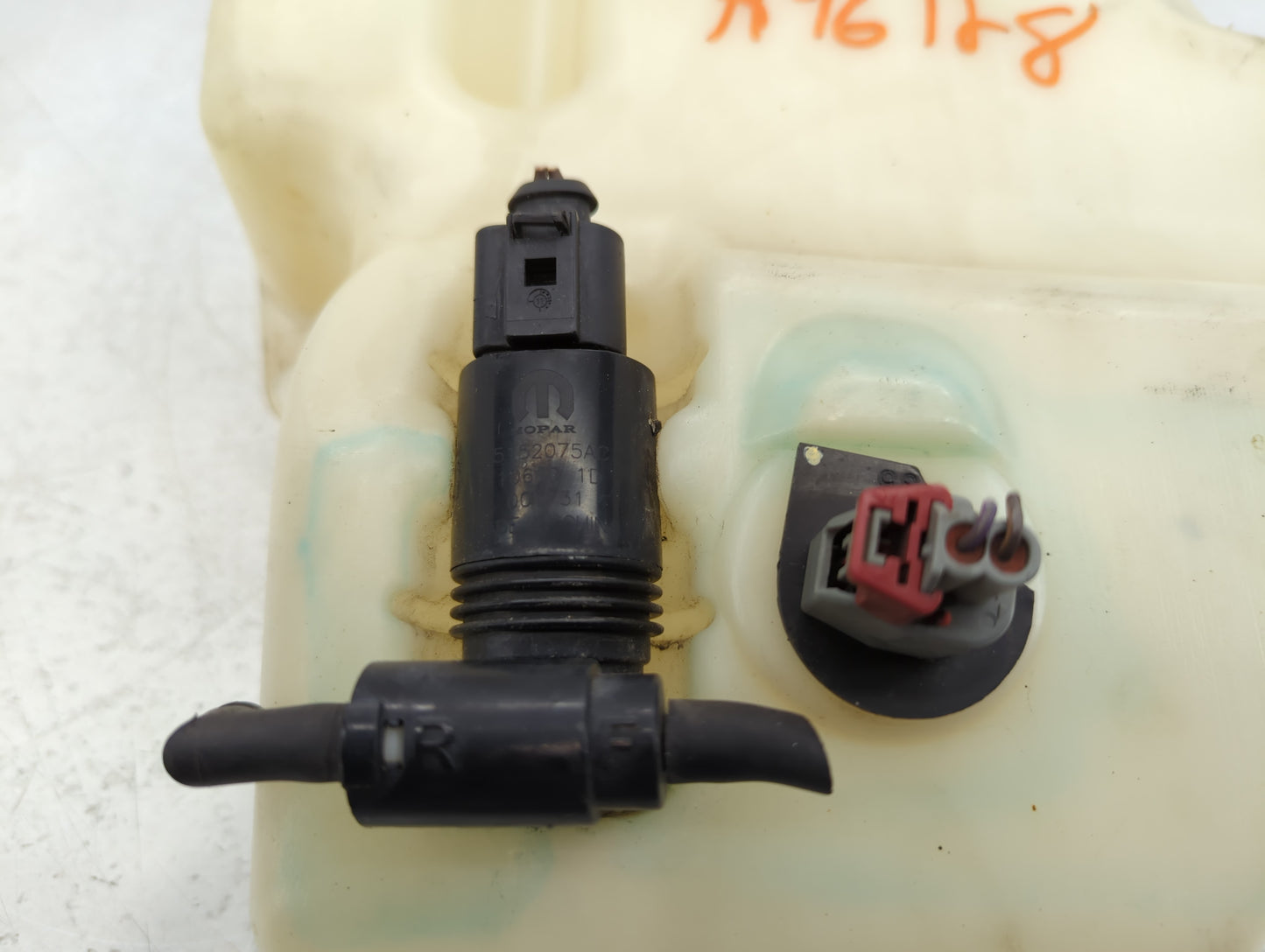 2011 Chrysler Town & Country Windshield Washer Fluid Reservoir Bottle Oem - Oemusedautoparts1.com