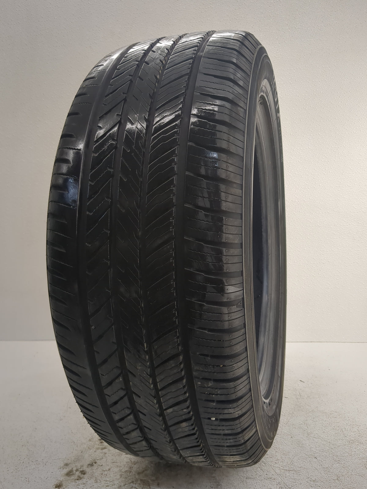 Used Tire 225/556R17 YOKOHAMA YK-GTX ALL SEASON 101V - Tread Depth 9/32 - Oemusedautoparts1.com
