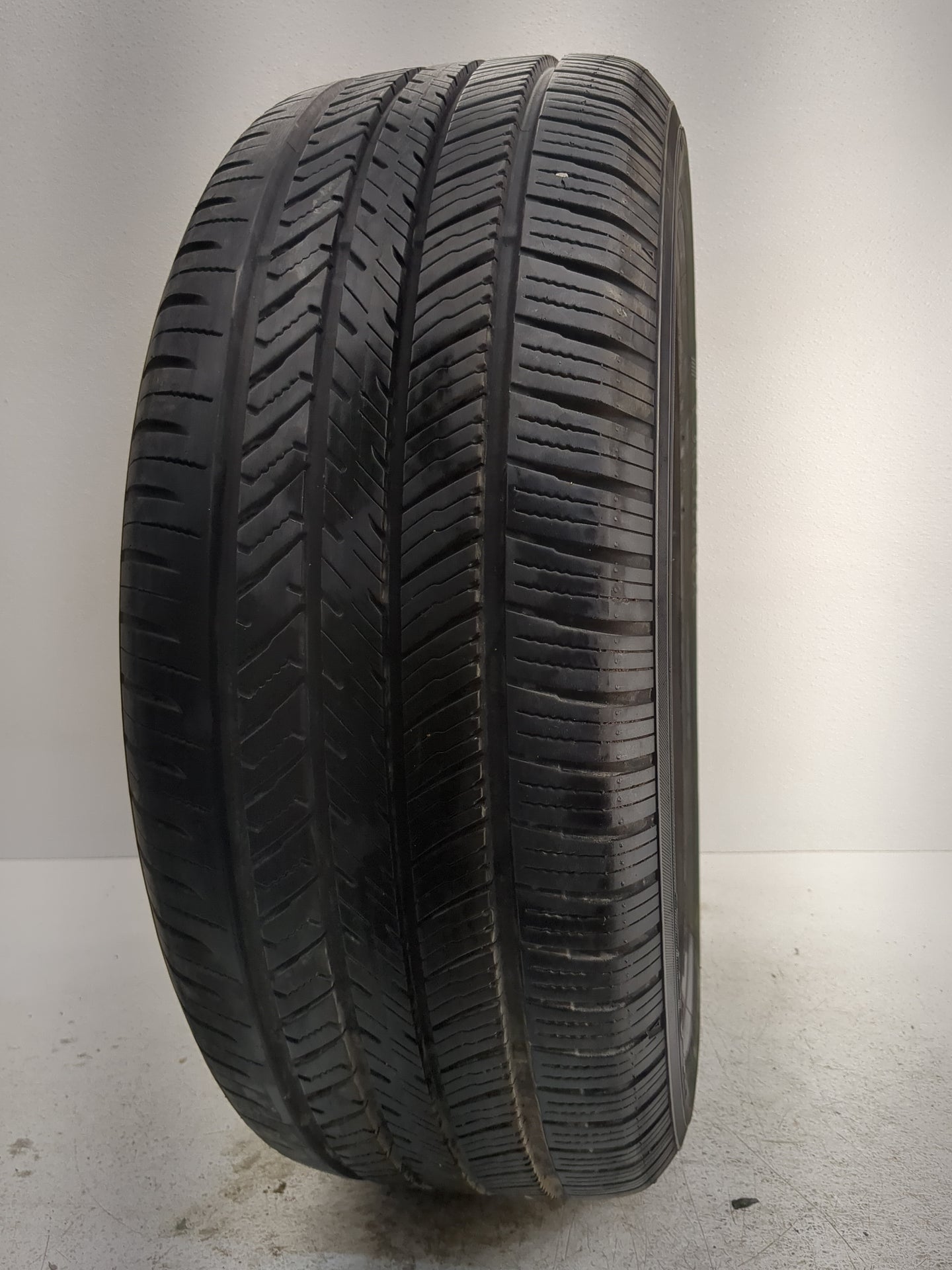 Used Tire 225/55R17 YOKOHAMA AVID GT 101V - Tread Depth 9/32 - Oemusedautoparts1.com