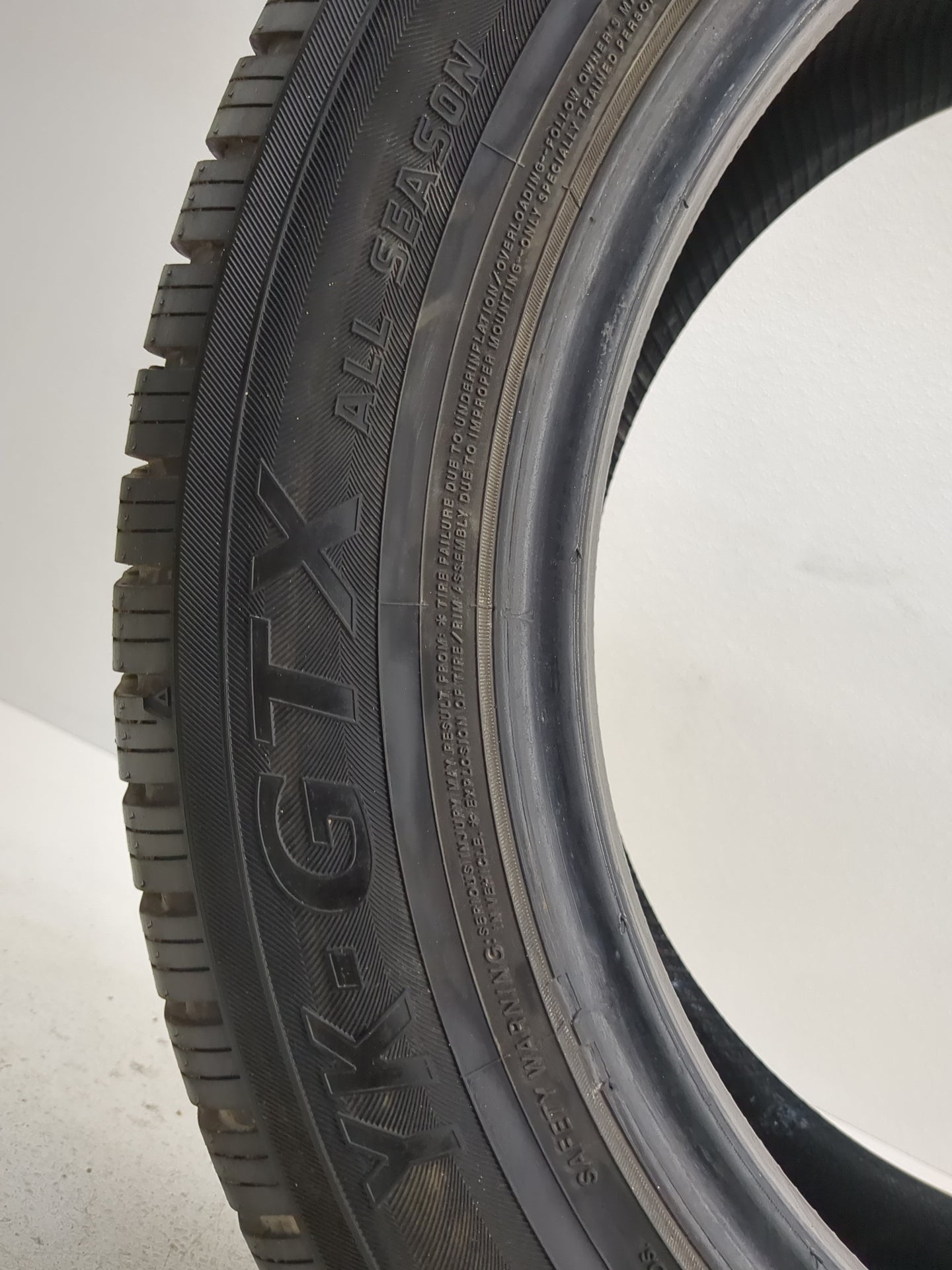 Used Tire 225/55R17 YOKOHAMA AVID GT 101V - Tread Depth 9/32 - Oemusedautoparts1.com