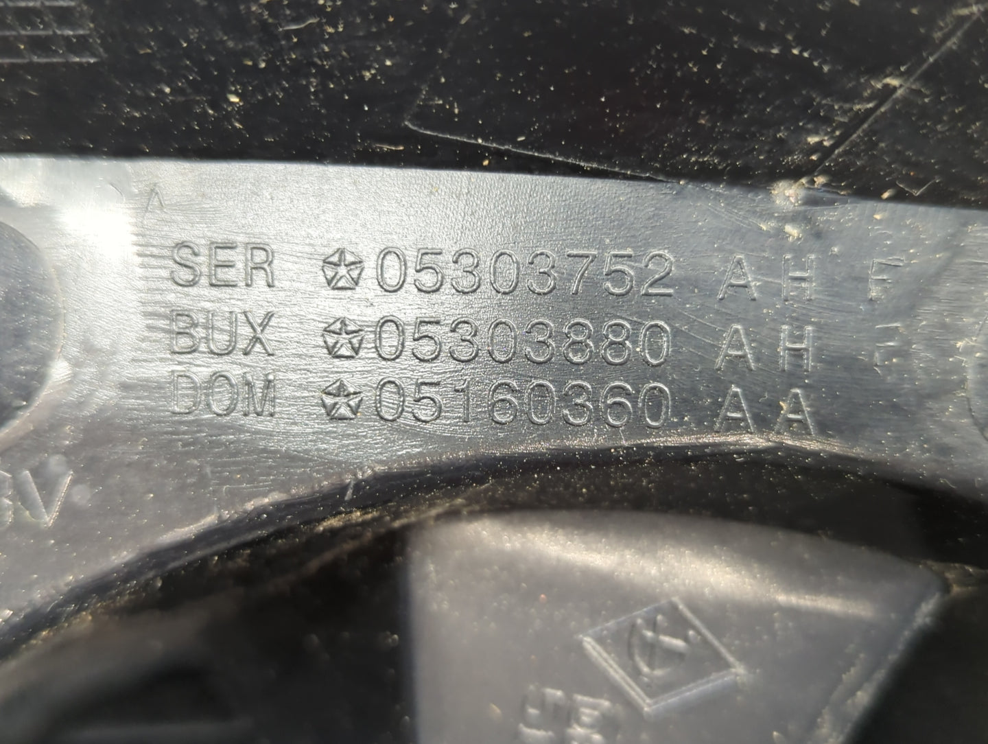 2008-2012 Dodge Caliber Tail Light Assembly Passenger Right OEM P/N:05303880AH 05160360AA Fits Fits 2008 2009 2010 2011 2012