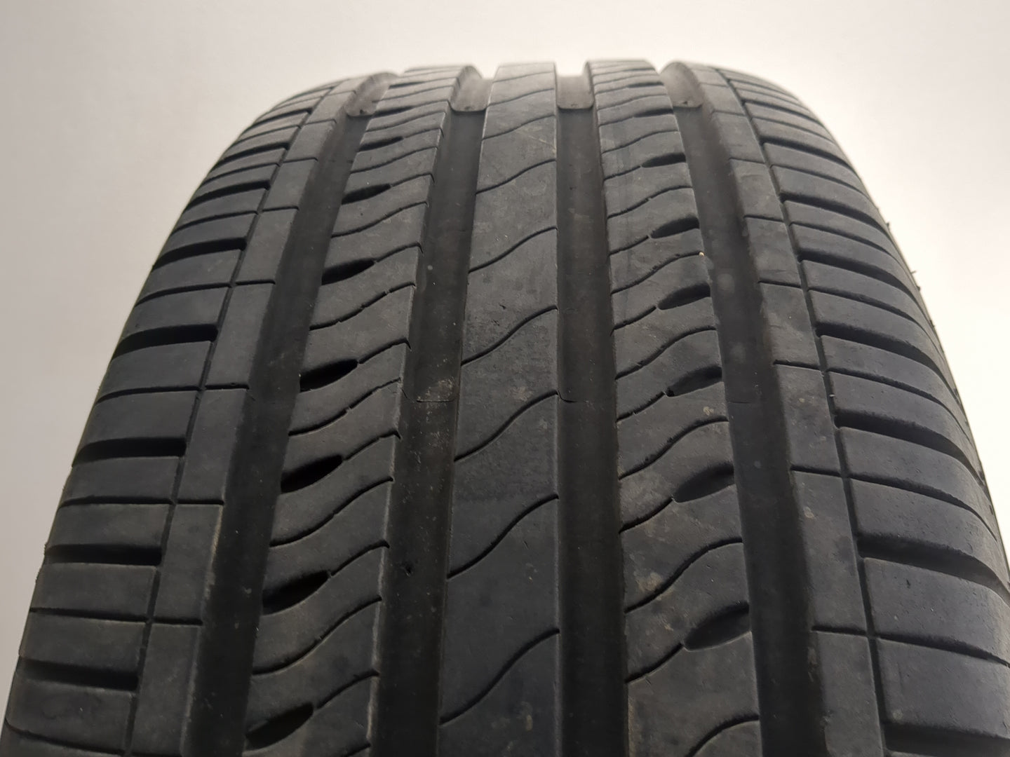 Used Tire 235/60R16 STARFIRE SOLARUS AS 100T - Tread Depth 8/32 - Oemusedautoparts1.com