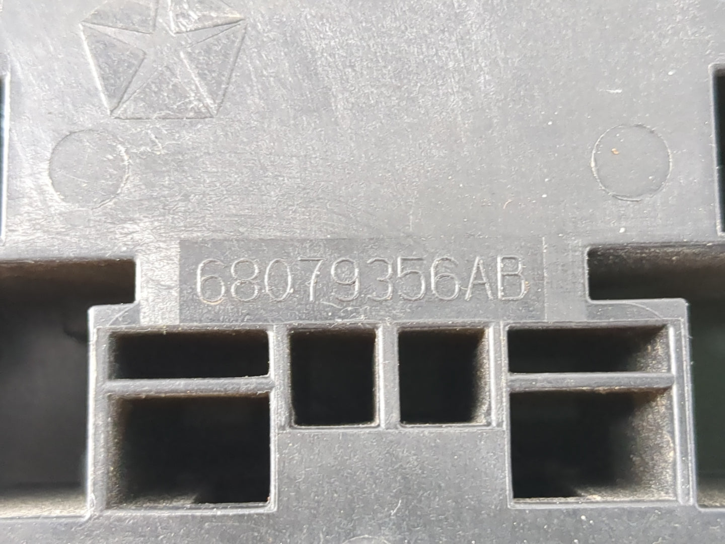 2012 Dodge Journey Fusebox Fuse Box Relay Module Tipm 68079356ab - Oemusedautoparts1.com