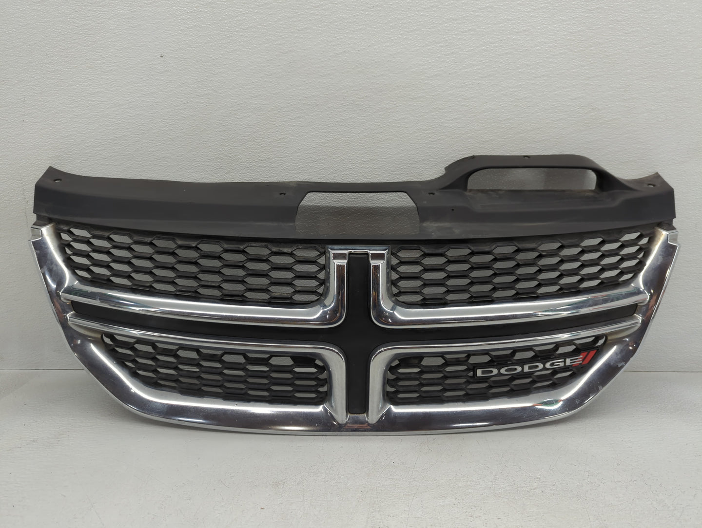 2012 Dodge Journey Front Grille Bumper Not Included - Oemusedautoparts1.com