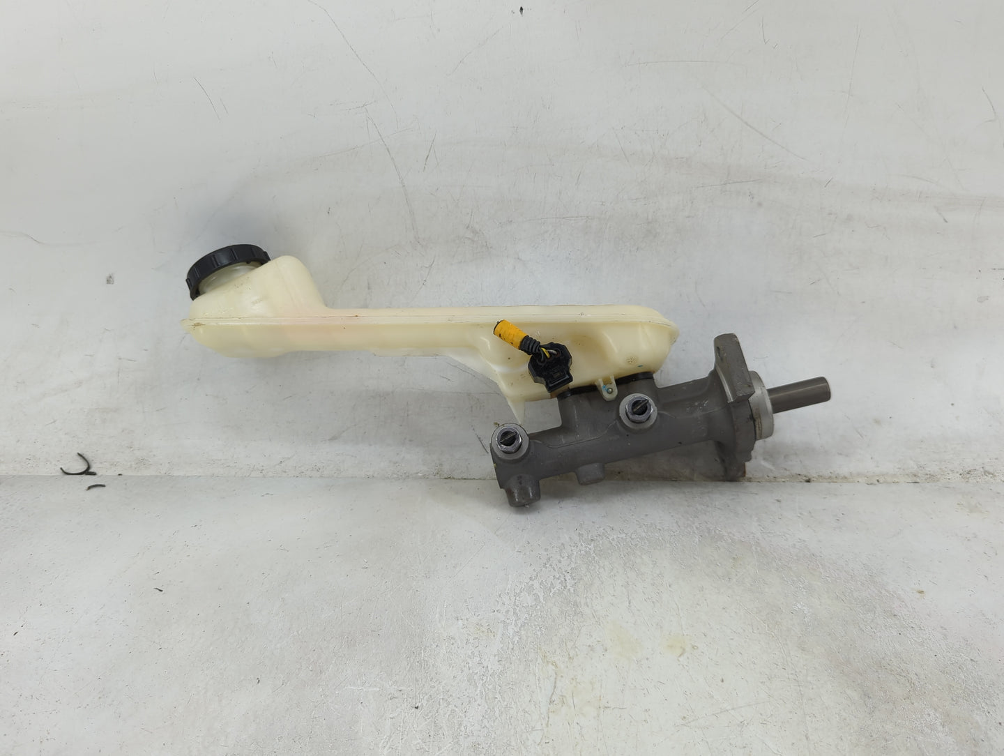 2011-2014 Ford Edge Brake Master Cylinder 1490132 - Oemusedautoparts1.com