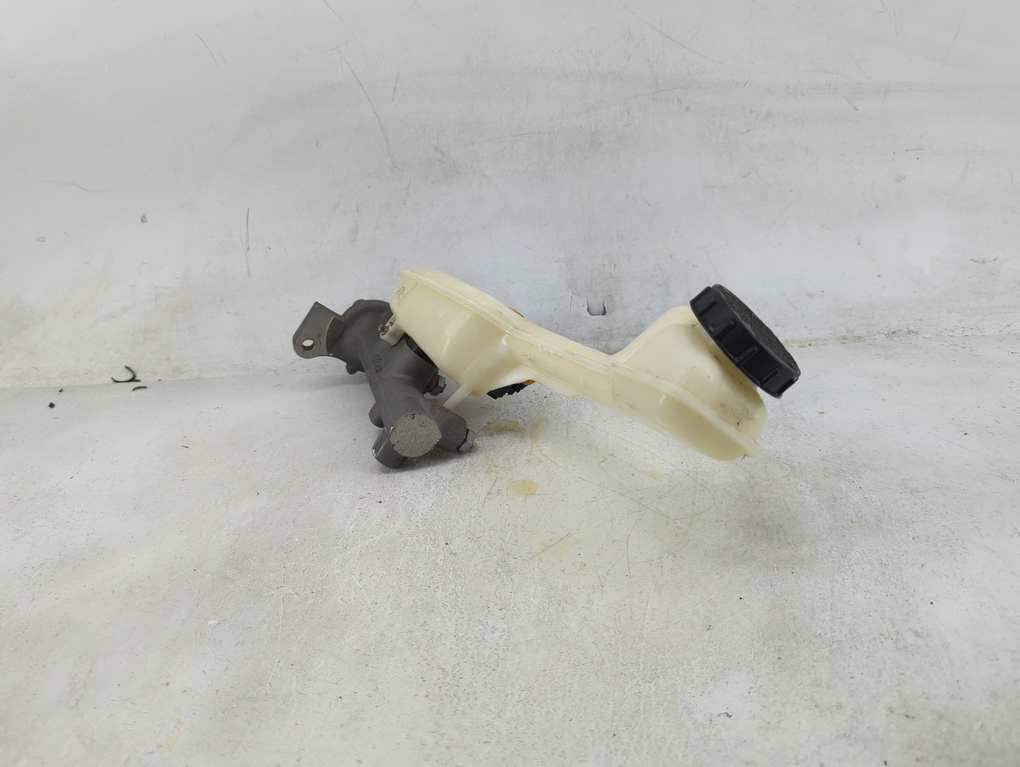 2011-2014 Ford Edge Brake Master Cylinder 1490132 - Oemusedautoparts1.com