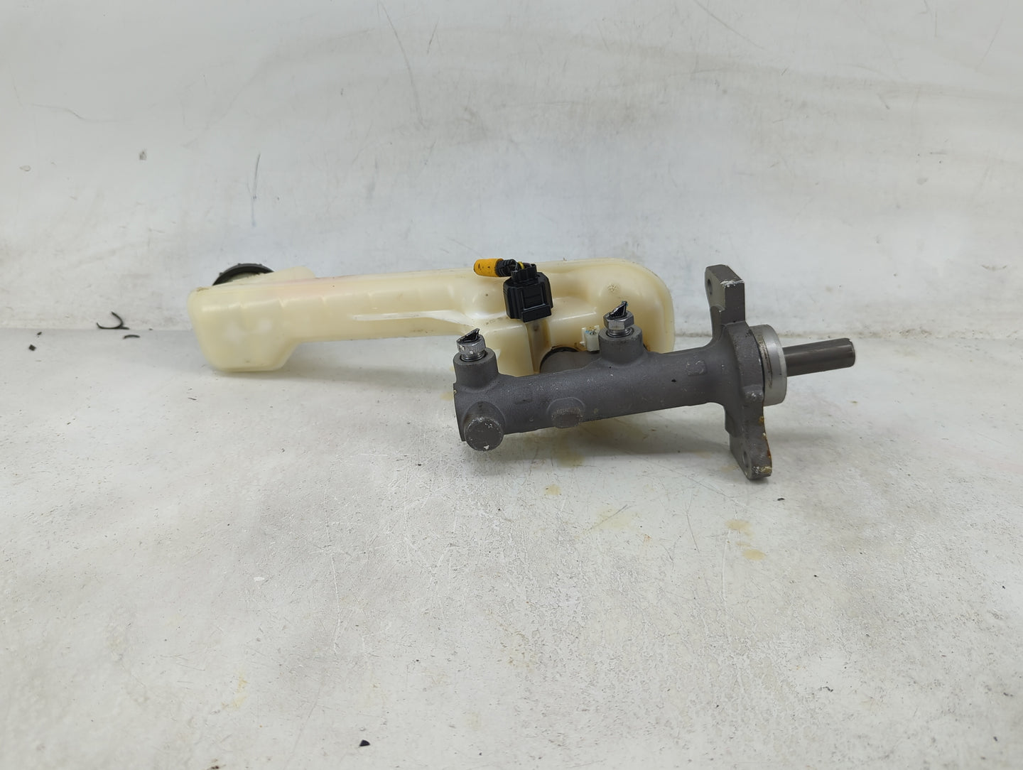 2011-2014 Ford Edge Brake Master Cylinder 1490132 - Oemusedautoparts1.com