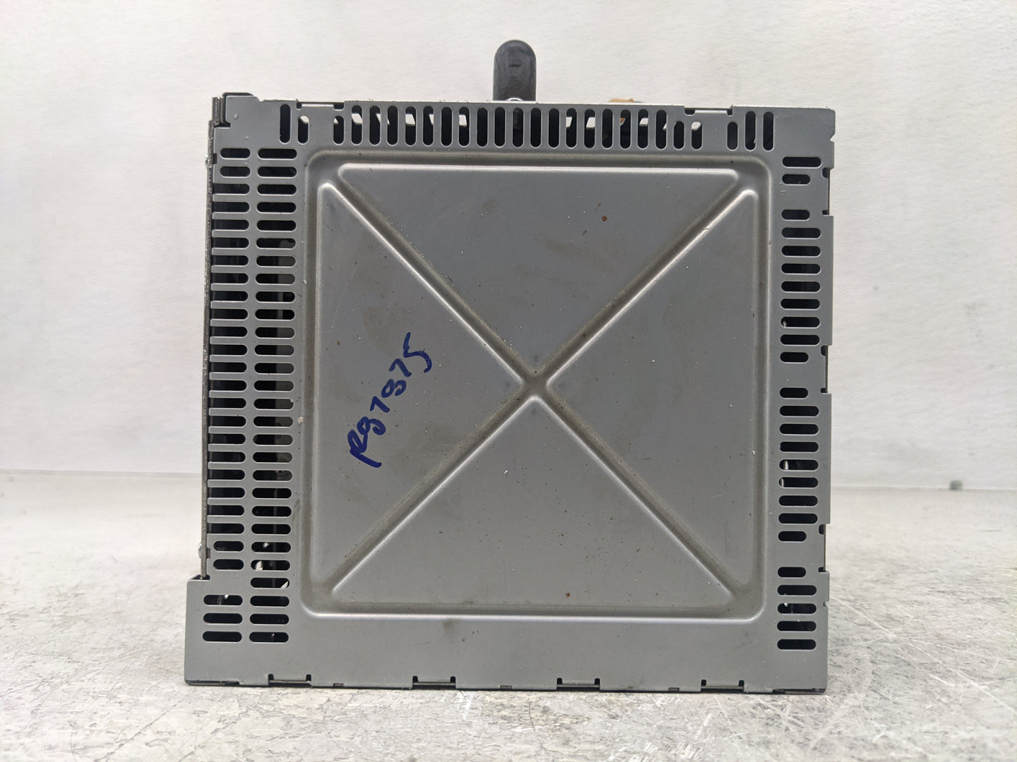 2011-2012 Ford Escape Radio AM FM Cd Player Receiver Replacement P/N:BL8T-19C157-AC Fits Fits 2011 2012 OEM Used Auto Parts 