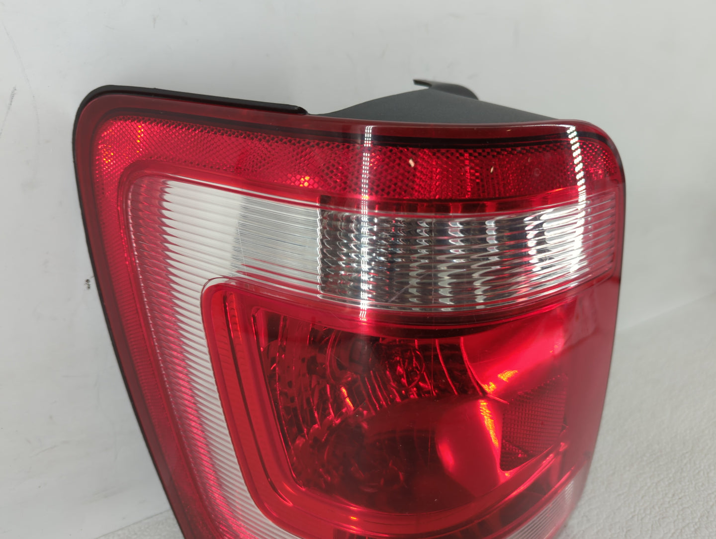 2008-2012 Ford Escape Tail Light Assembly Driver Left OEM P/N:44ZH-1922 A 8L84-13B505-A Fits Fits 2008 2009 2010 2011 2012 O