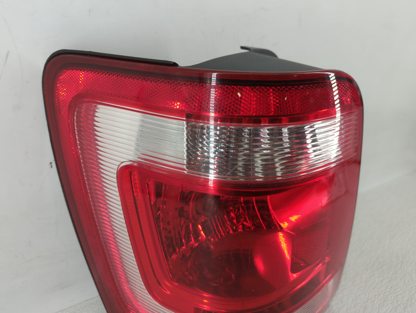 2008-2012 Ford Escape Tail Light Assembly Driver Left OEM P/N:44ZH-1922 A 8L84-13B505-A Fits Fits 2008 2009 2010 2011 2012 O