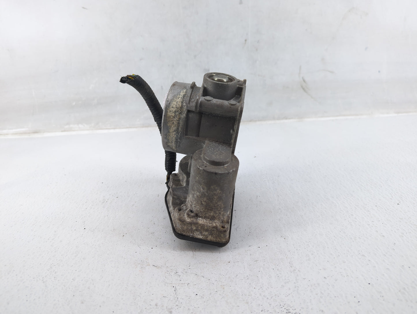 2009-2012 Ford Escape Throttle Body P/N:DS7E-9F991-AD Fits Fits 2009 2010 2011 2012 OEM Used Auto Parts - Oemusedautoparts1.