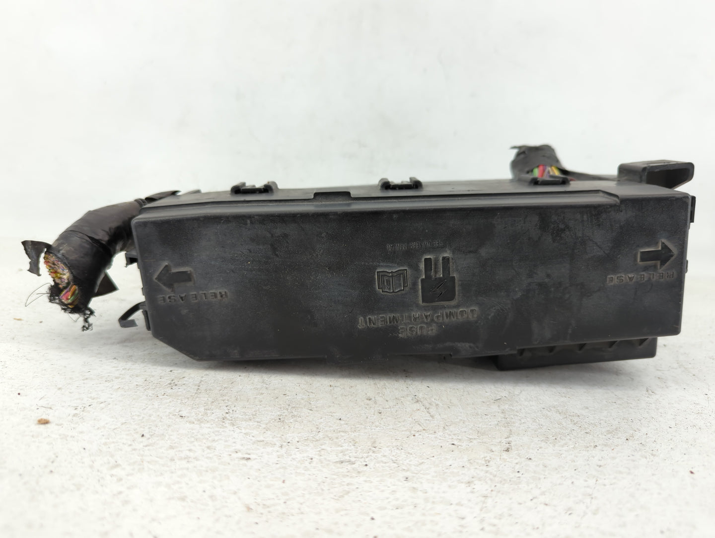 2011-2012 Ford Escape Fusebox Fuse Box Panel Relay Module P/N:8L8T-14A003-AE Fits Fits 2011 2012 OEM Used Auto Parts - Oemus