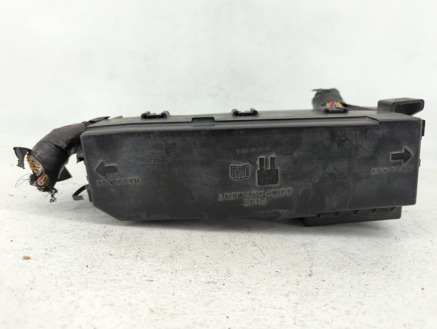 2011-2012 Ford Escape Fusebox Fuse Box Panel Relay Module P/N:8L8T-14A003-AE Fits Fits 2011 2012 OEM Used Auto Parts - Oemus