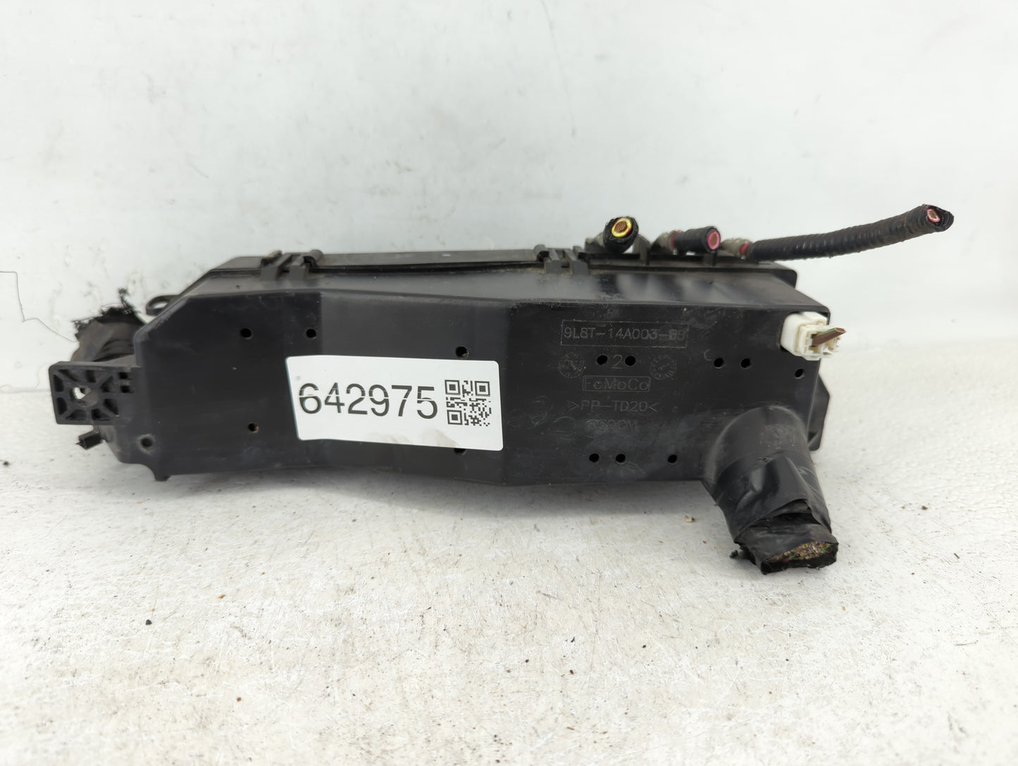 2011-2012 Ford Escape Fusebox Fuse Box Panel Relay Module P/N:8L8T-14A003-AE Fits Fits 2011 2012 OEM Used Auto Parts - Oemus