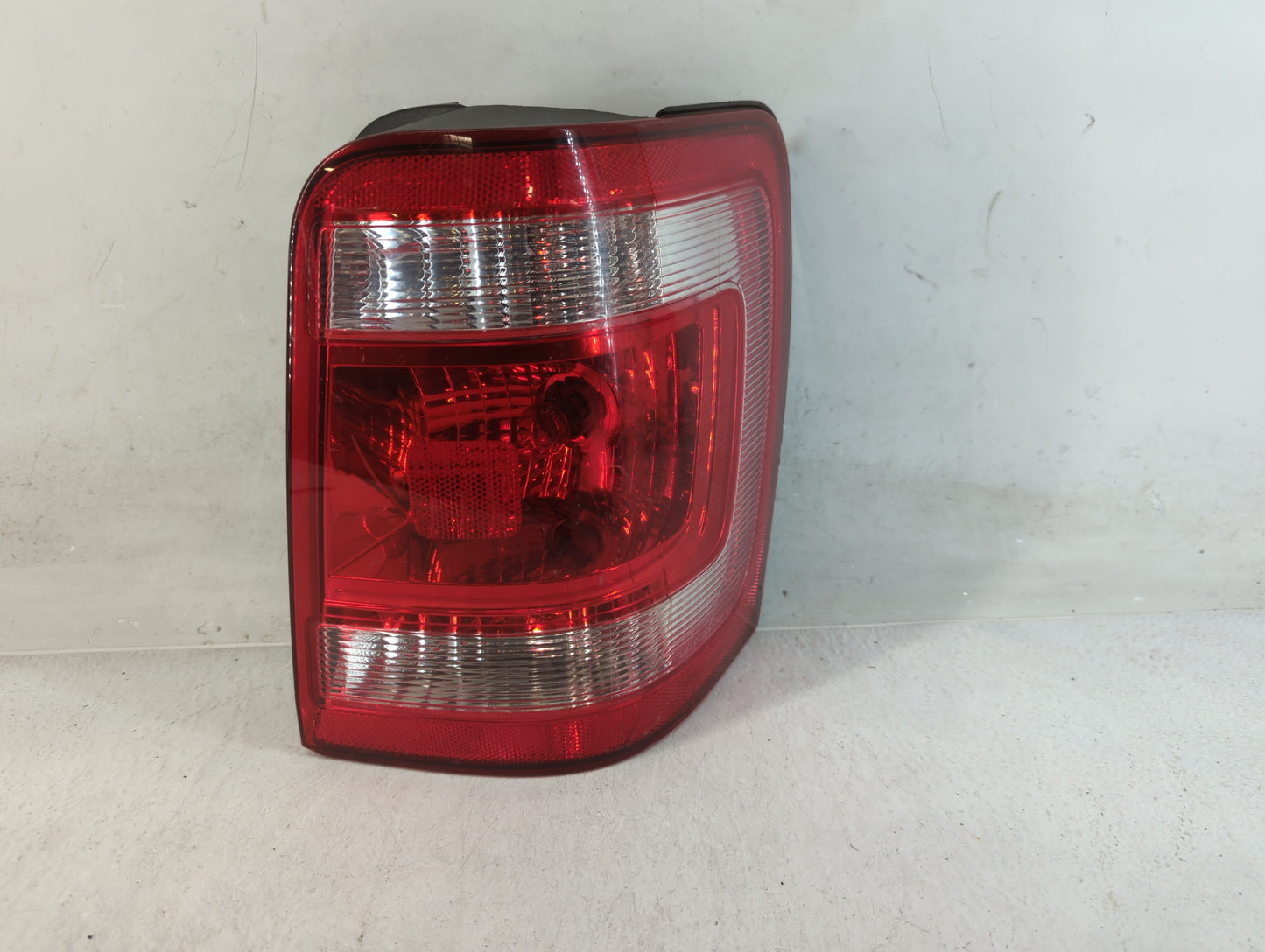 2008-2012 Ford Escape Tail Light Assembly Passenger Right OEM P/N:8L84-13B504-A Fits Fits 2008 2009 2010 2011 2012 OEM Used 