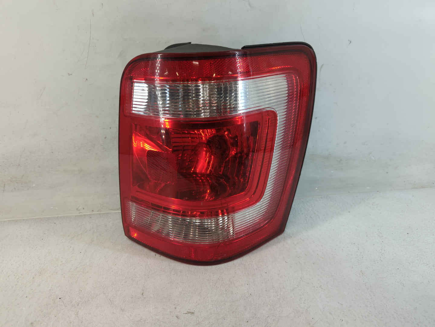 2008-2012 Ford Escape Tail Light Assembly Passenger Right OEM P/N:8L84-13B504-A Fits Fits 2008 2009 2010 2011 2012 OEM Used 