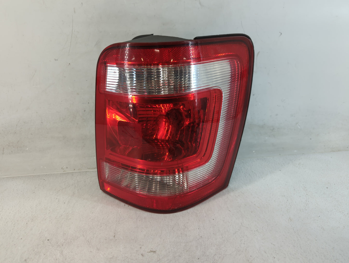 2008-2012 Ford Escape Tail Light Assembly Passenger Right OEM P/N:8L84-13B504-A Fits Fits 2008 2009 2010 2011 2012 OEM Used 