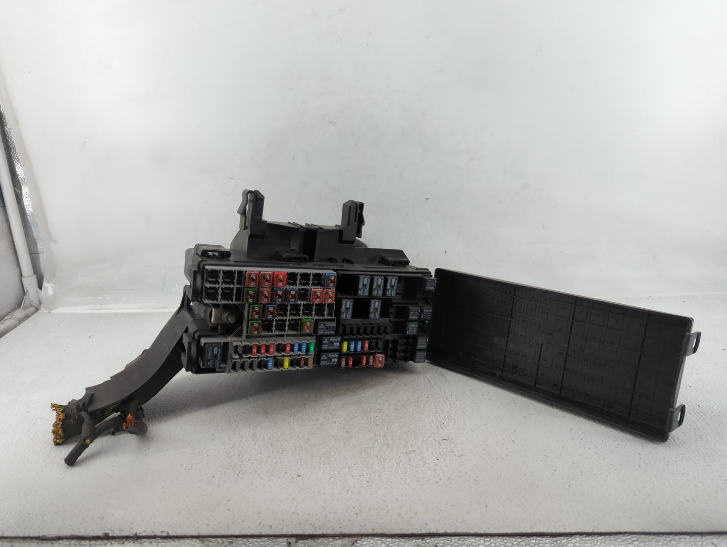 2011-2012 Ford Explorer Fusebox Fuse Box Panel Relay Module Fits Fits 2011 2012 OEM Used Auto Parts - Oemusedautoparts1.com