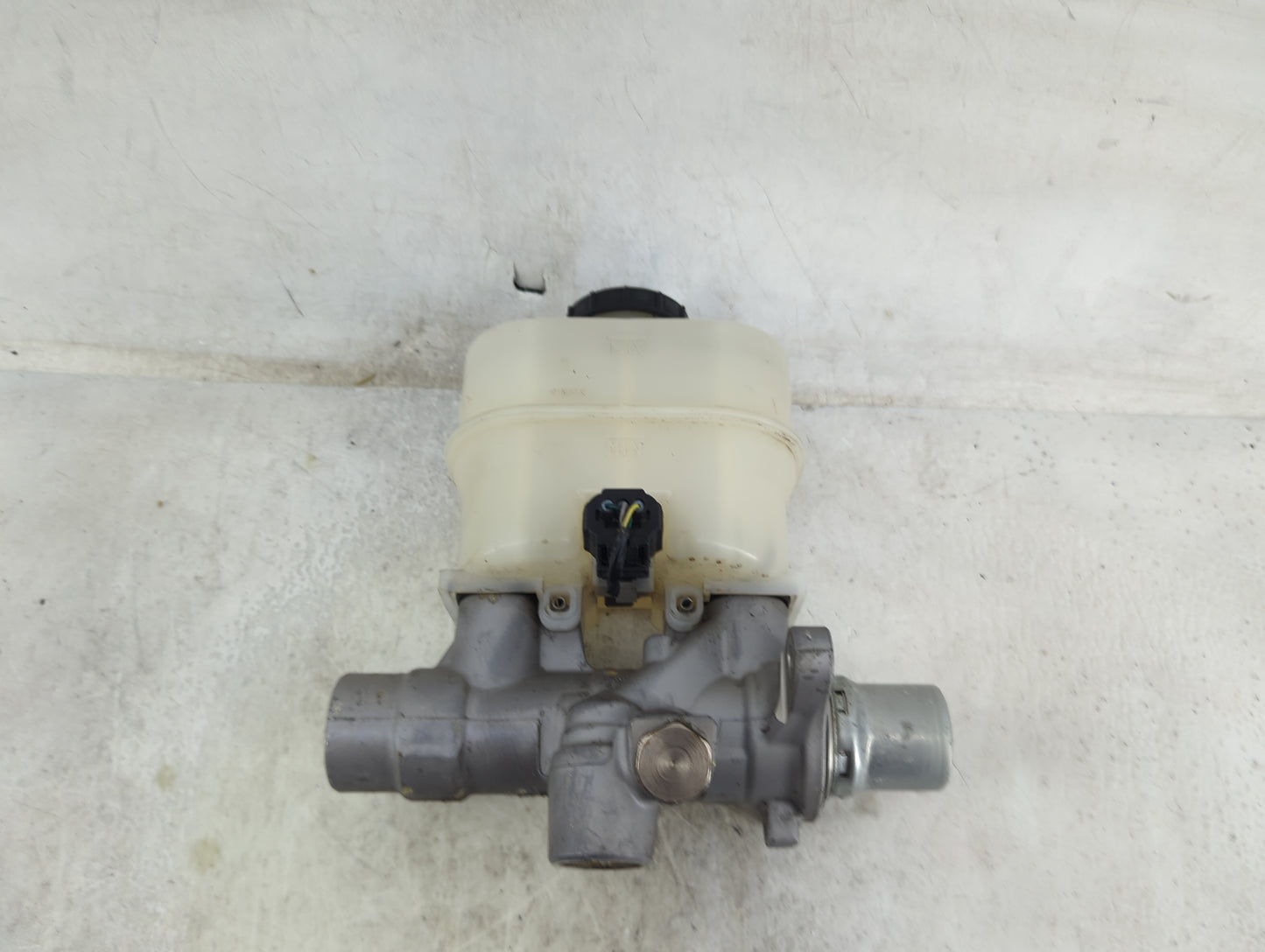 2011-2013 Ford F-150 Brake Master Cylinder 1490735 - Oemusedautoparts1.com