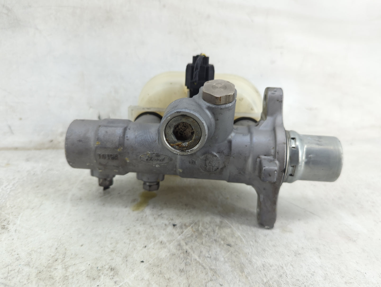 2011-2013 Ford F-150 Brake Master Cylinder 1490735 - Oemusedautoparts1.com