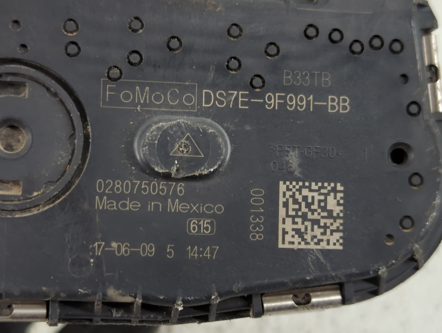 2012-2013 Ford Focus Throttle Body P/N:DS7E-9F991-BB Fits Fits 2012 2013 2014 2015 2016 2017 OEM Used Auto Parts - Oemusedau