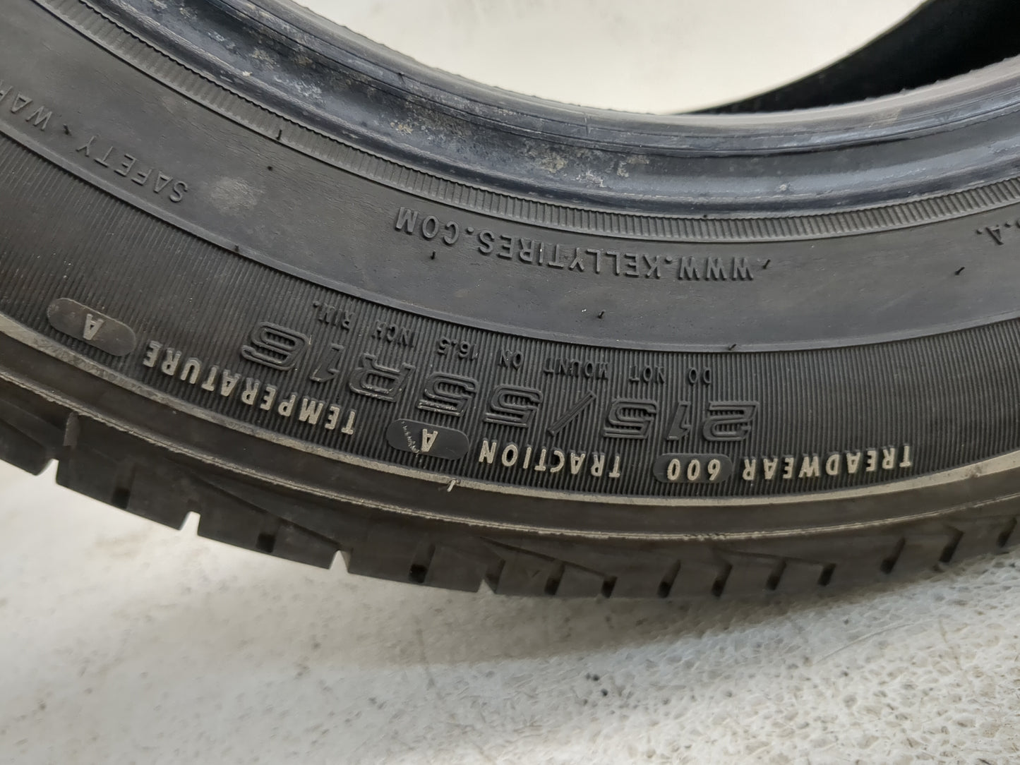 Used Tire 215/55R16 KELLY EDGE TOURING A/S 93V - Tread Depth 8/32 - Oemusedautoparts1.com