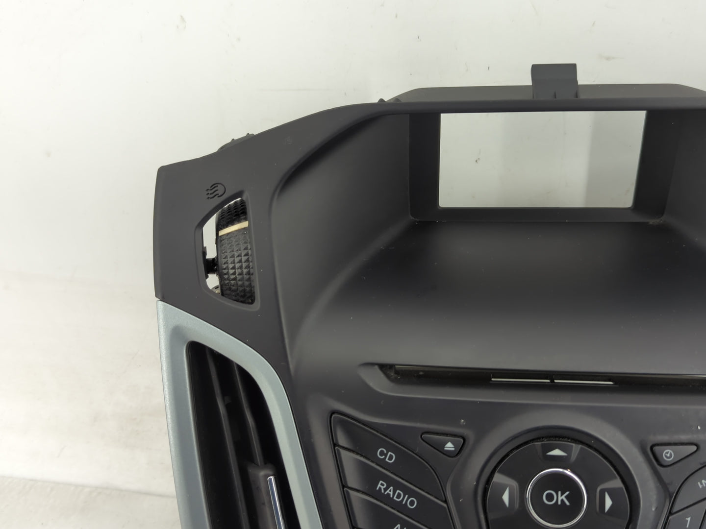 2012-2013 Ford Focus Radio AM FM Cd Player Receiver Replacement P/N:CM5T18K811LA Fits Fits 2012 2013 OEM Used Auto Parts - O