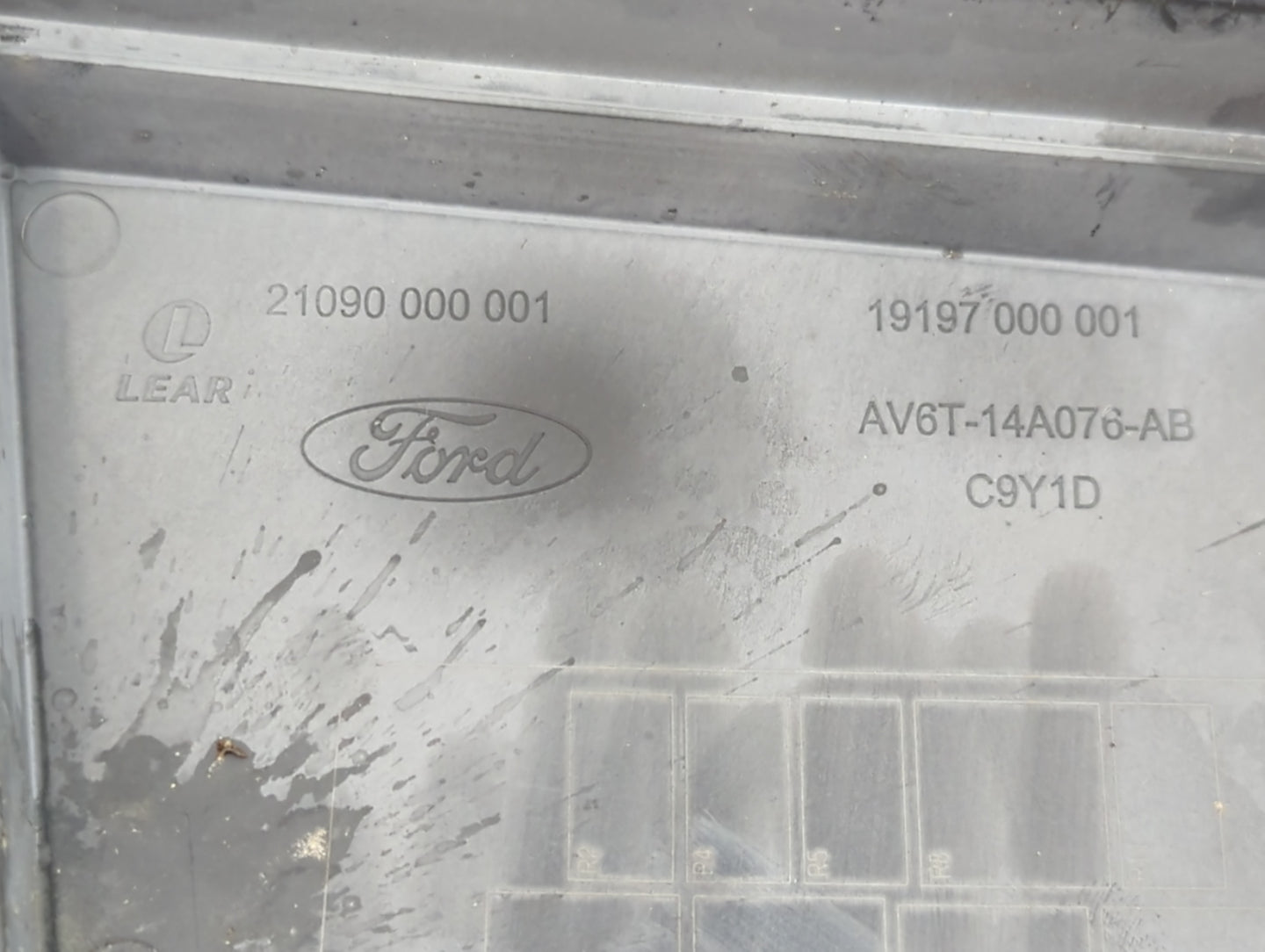 2012-2014 Ford Focus Fusebox Fuse Box Panel Relay Module P/N:19197 000 001 AV6T-14A076-AB, 21090 000 001 Fits Fits 2012 2013
