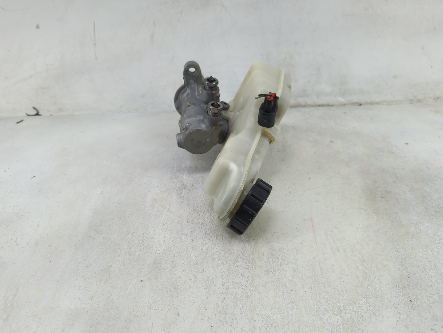 2012-2018 Ford Focus Brake Master Cylinder 1490065 - Oemusedautoparts1.com