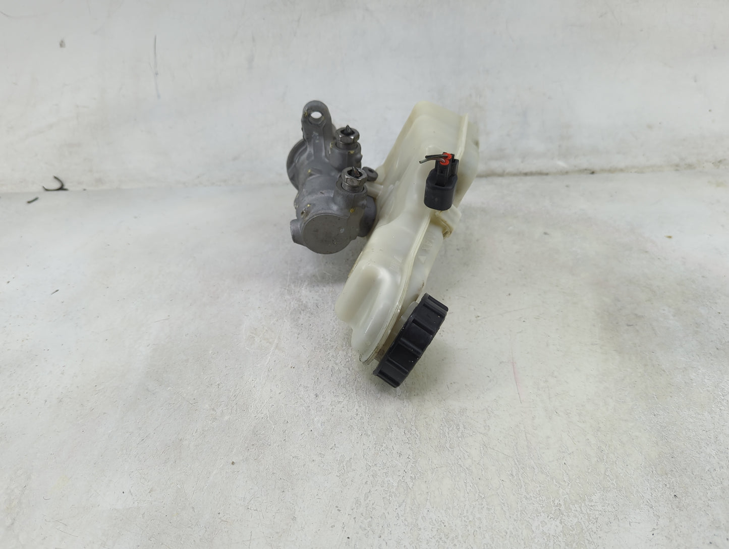 2012-2018 Ford Focus Brake Master Cylinder 1490065 - Oemusedautoparts1.com