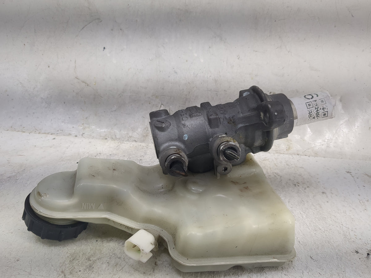 2012-2018 Ford Focus Brake Master Cylinder 1497516 - Oemusedautoparts1.com