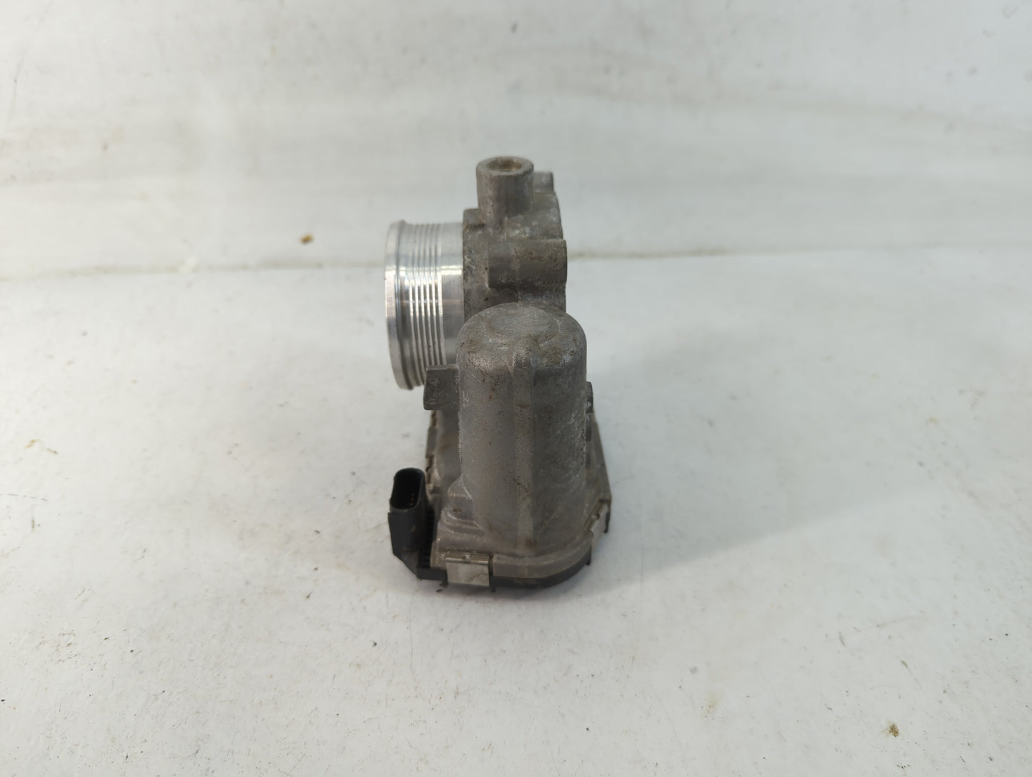 2012-2013 Ford Focus Throttle Body P/N:CM5E 9F991 AD Fits Fits 2012 2013 2014 2015 2016 2017 OEM Used Auto Parts - Oemusedau