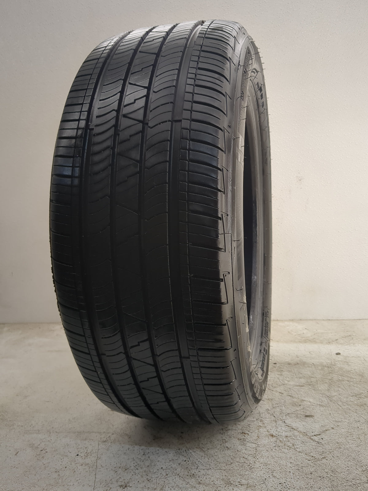 Used Tire 225/50R17 MASTERCRAFT COURSER QUEST 98V - Tread Depth 12/32 - Oemusedautoparts1.com