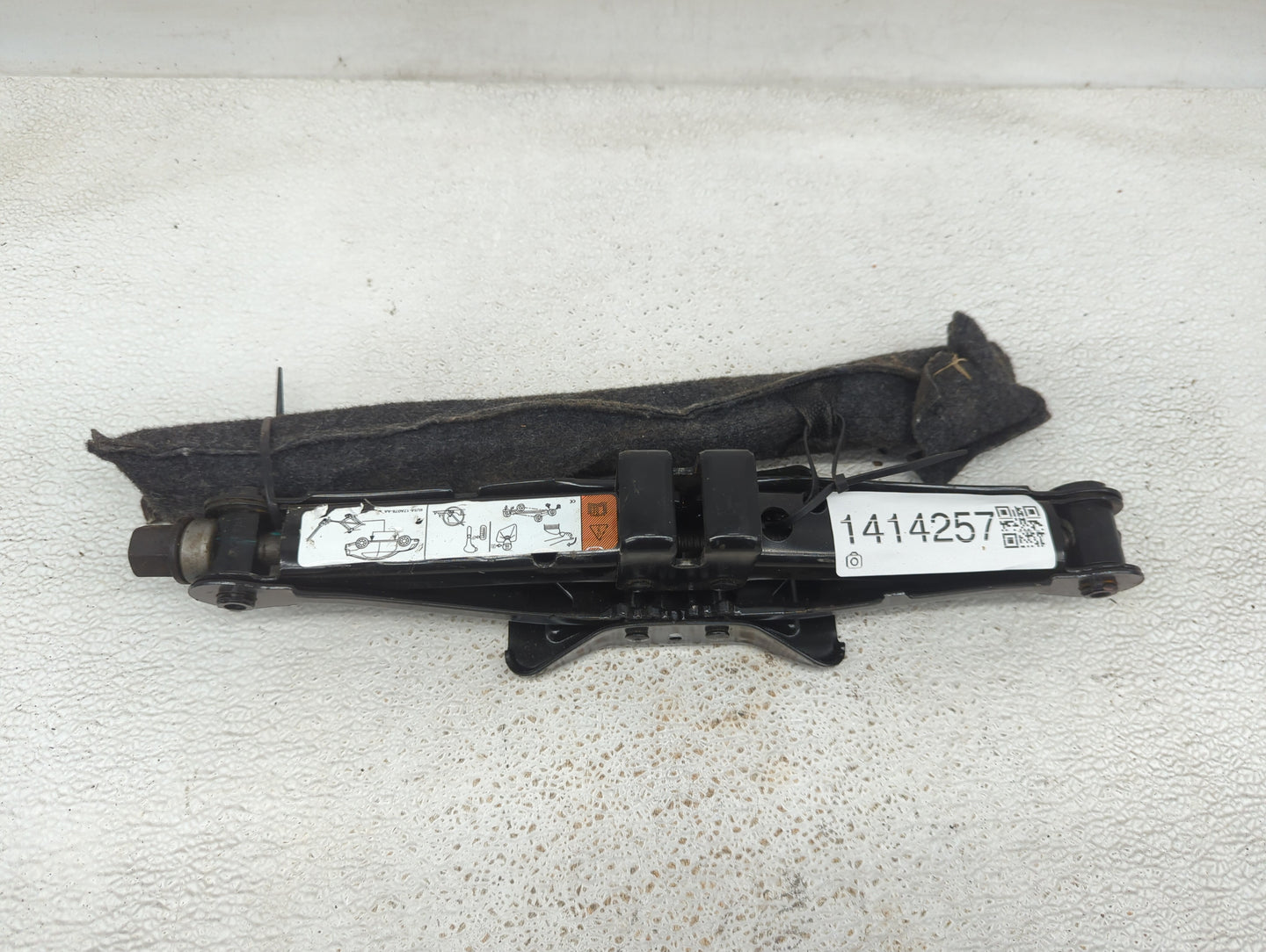 2012 Ford Fusion Spare Scissor Car Jack - Oemusedautoparts1.com