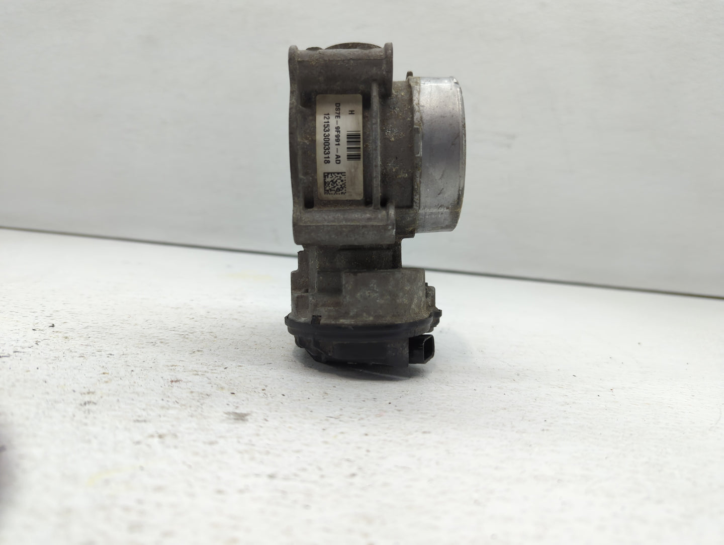 2010-2012 Ford Fusion Throttle Body P/N:2D12198-060 Fits Fits 2009 2010 2011 2012 OEM Used Auto Parts - Oemusedautoparts1.co