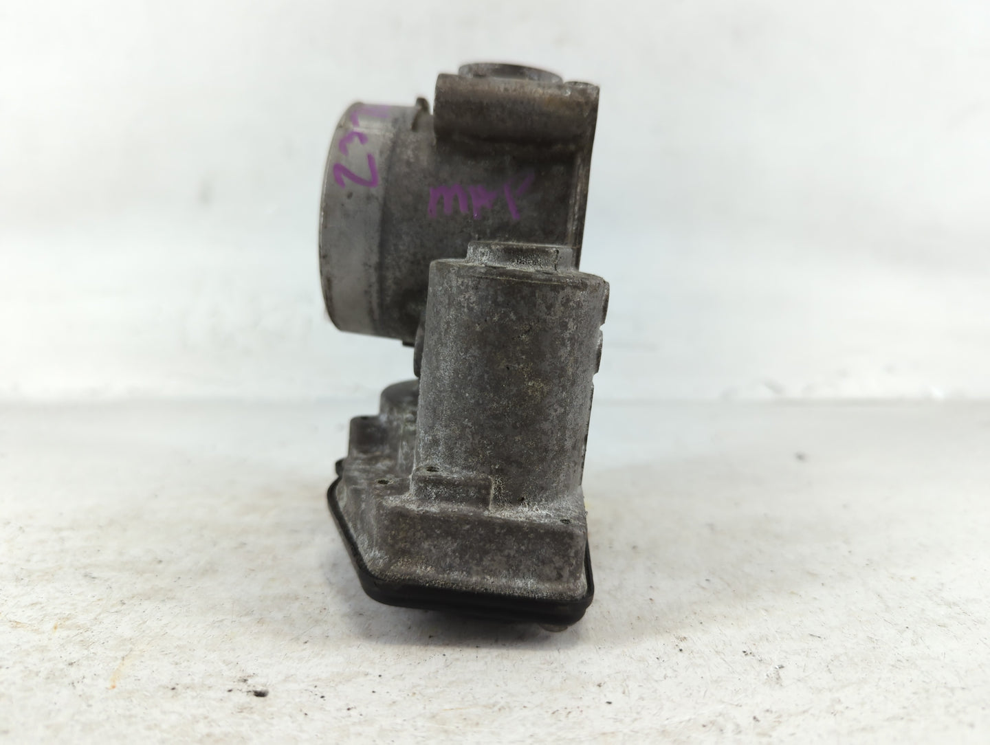2010-2012 Ford Fusion Throttle Body P/N:9L8E-BF 67M1990, DS7E-9F991-AJ Fits Fits 2009 2010 2011 2012 OEM Used Auto Parts - O