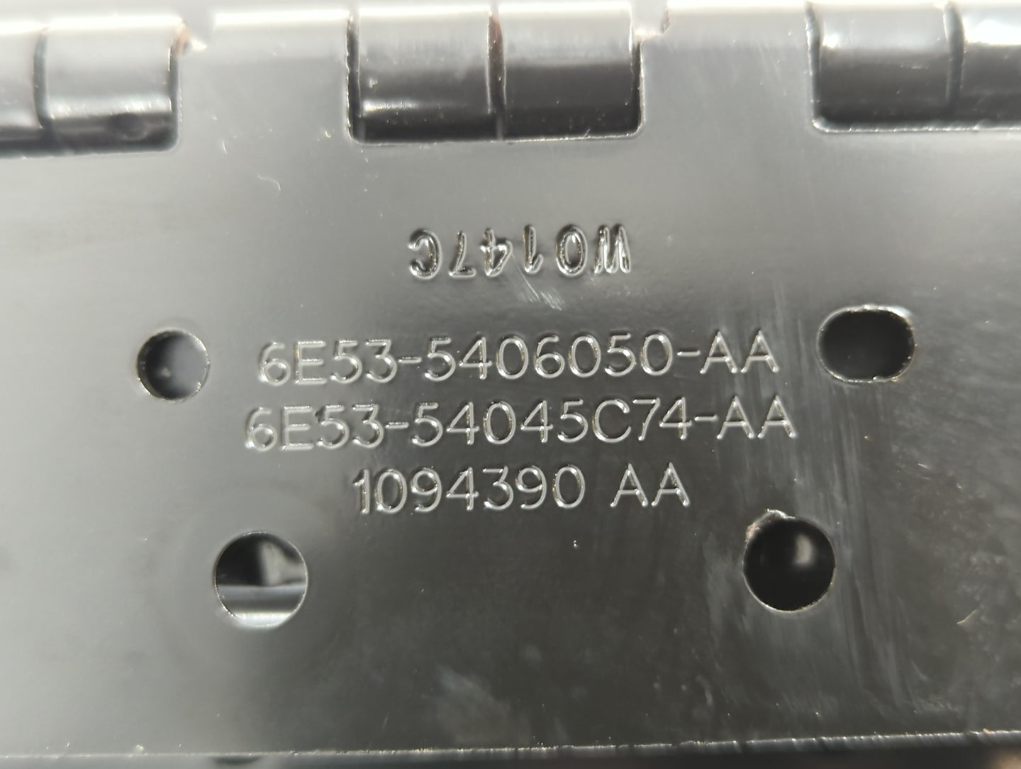 2012 Ford Fusion Center Console Armrest Cover Lid P/N:6E53-5406050-AA Fits OEM Used Auto Parts - Oemusedautoparts1.com