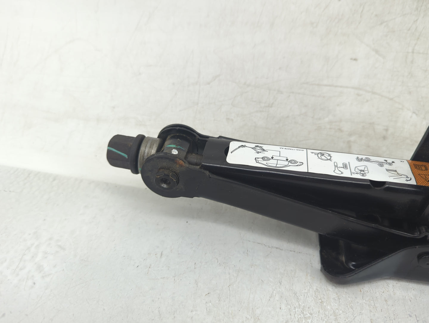 2012 Ford Fusion Spare Scissor Car Jack 835647 - Oemusedautoparts1.com