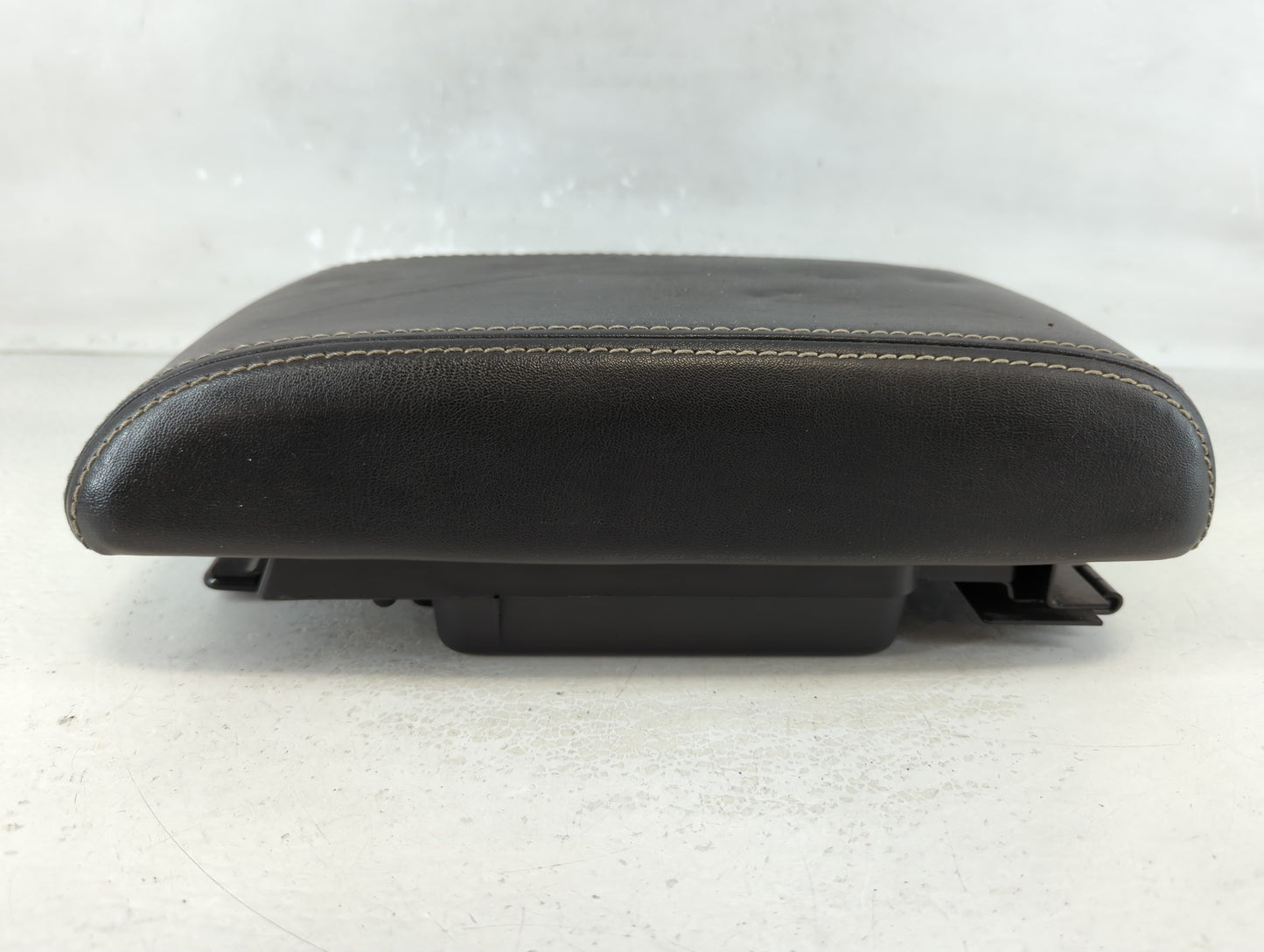 2010-2012 Ford Fusion Center Console Armrest Cover Lid P/N:6e53-5406050-AA Fits Fits 2010 2011 2012 OEM Used Auto Parts - Oe