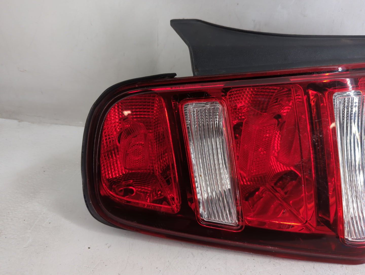 2010-2012 Ford Mustang Tail Light Assembly Driver Left OEM P/N:312754 AR33-13B505-AG Fits Fits 2010 2011 2012 OEM Used Auto 