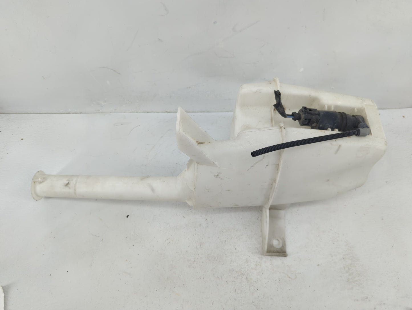 2010-2014 Ford Mustang Windshield Washer Fluid Reservoir Bottle Oem - Oemusedautoparts1.com