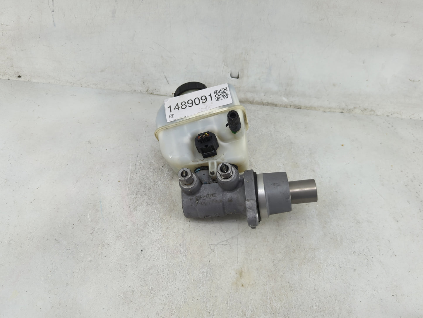 2010-2014 Ford Mustang Brake Master Cylinder - Oemusedautoparts1.com